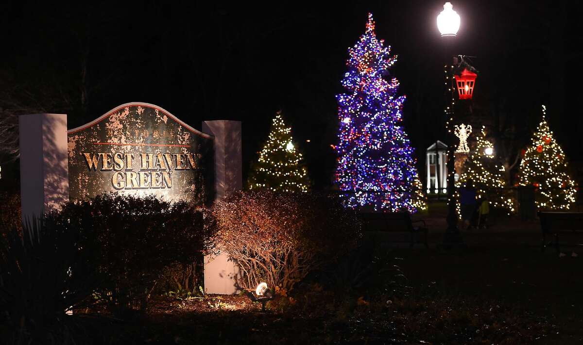 West Haven's annual yuletide celebration featuring Santa and Mrs. Claus and the Christmas tree lighting ceremony on the Green, Saturday night, November 28, 2015. (Catherine Avalone/New Haven Register)