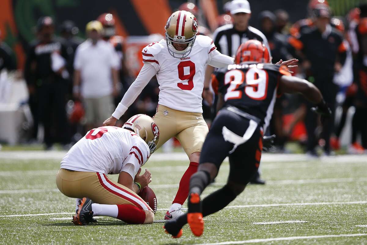 Chicago Bears kicker Robbie Gould (9) walks off the field after