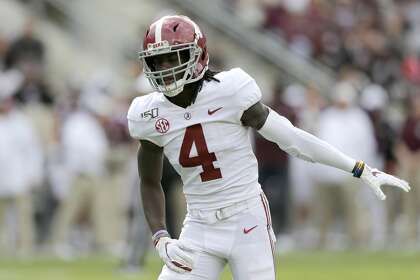El receptor abierto de Alabama Jerry Jeudy (4) mira hacia la línea antes de un chasquido durante la segunda mitad de un partido de fútbol americano universitario de la NCAA contra Texas A & amp; M el sábado 12 de octubre de 2019 en College Station, Texas. (Foto AP / Sam Craft)