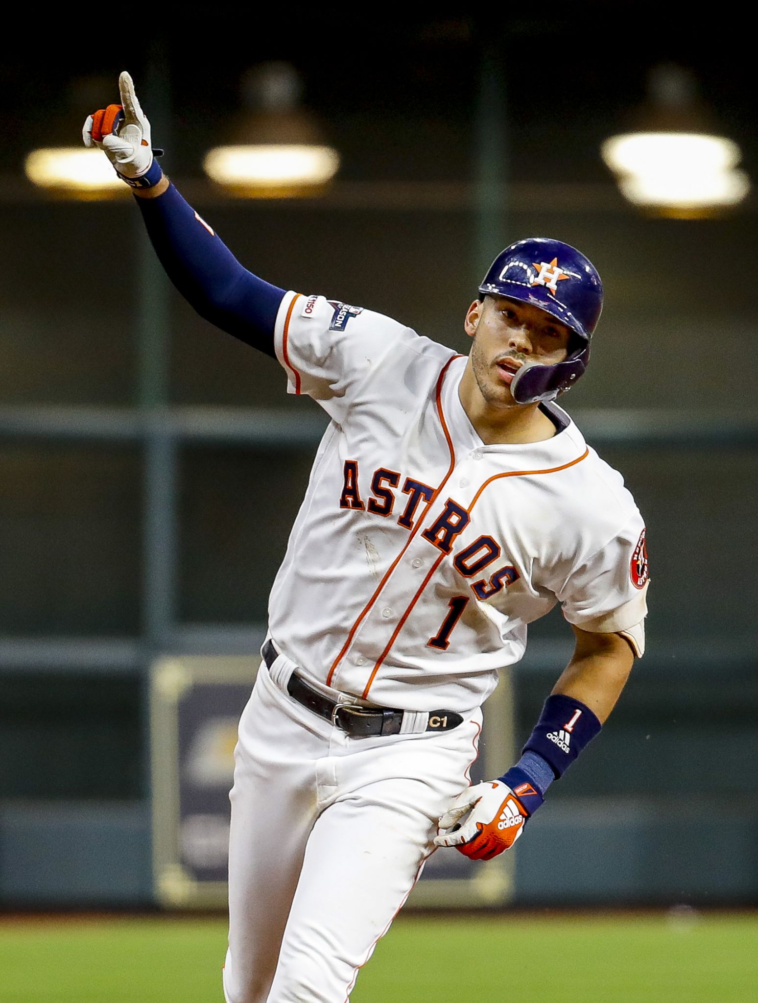 One swing and a magical finish for Astros, Carlos Correa