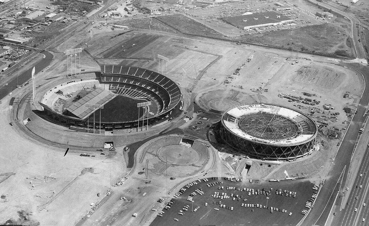 1966年9月4日，从固特异飞艇上俯瞰正在建设中的奥克兰-阿拉米达县体育馆，照片刊登于1966年9月16日，第55页