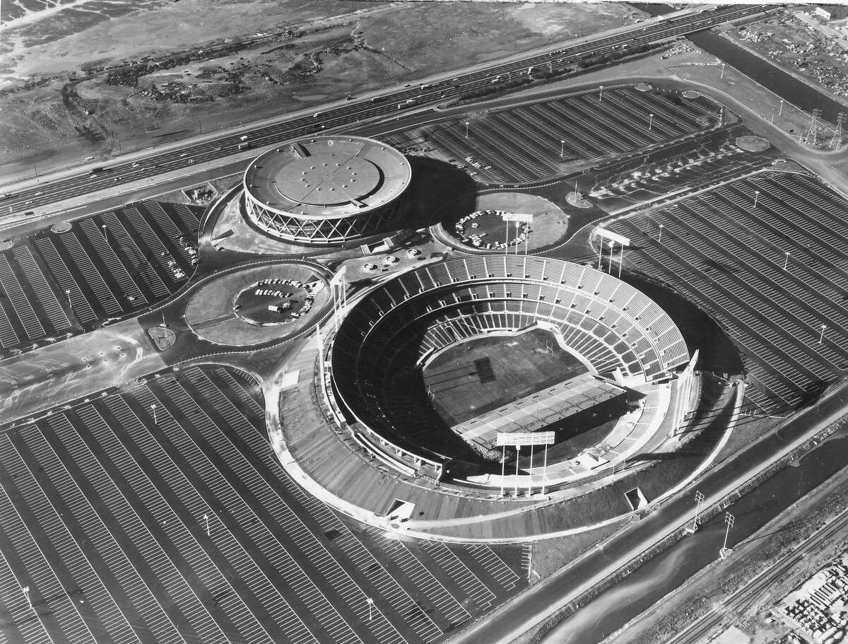 奥克兰-阿拉米达县体育馆的鸟瞰图，它获得了美国土木工程师协会颁发的优异奖，1967年2月，美国土木工程师协会提供的讲义照片