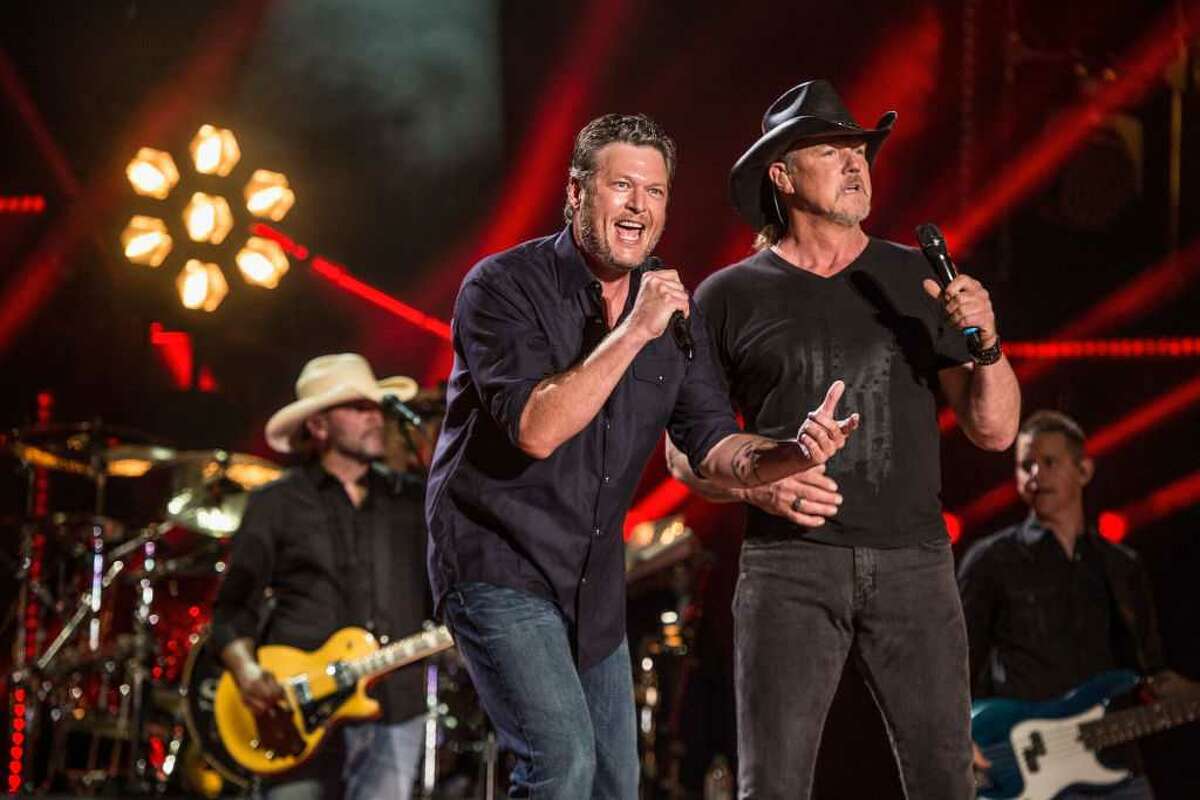 Blake Shelton officiates Trace Adkins’ wedding