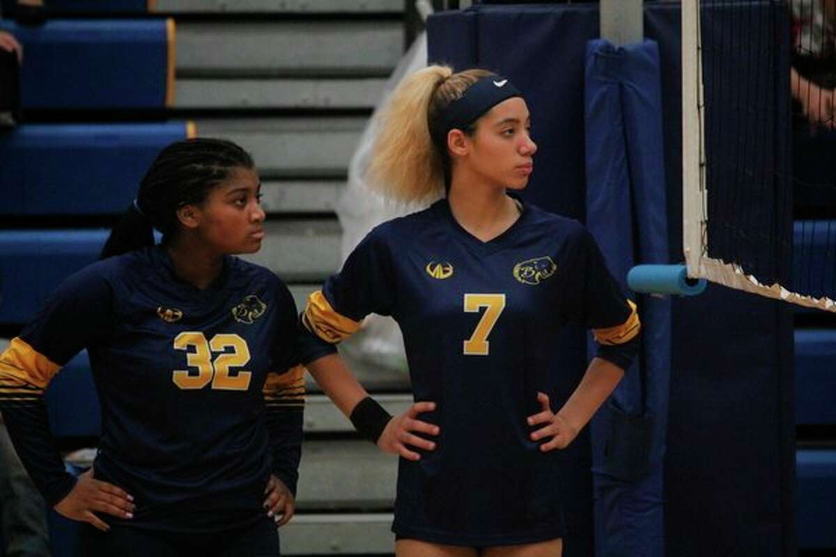 Baldwin's Cierra Pieske (32) and Monique Rowland get ready for their next match. (Star photo/John Raffel)