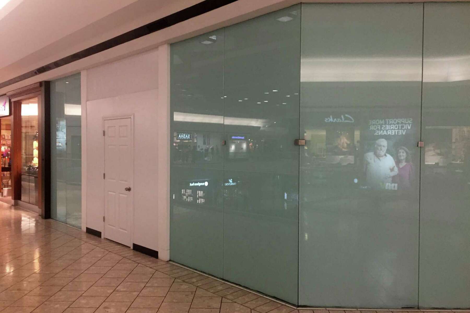 Pandora jewelry store closes at 