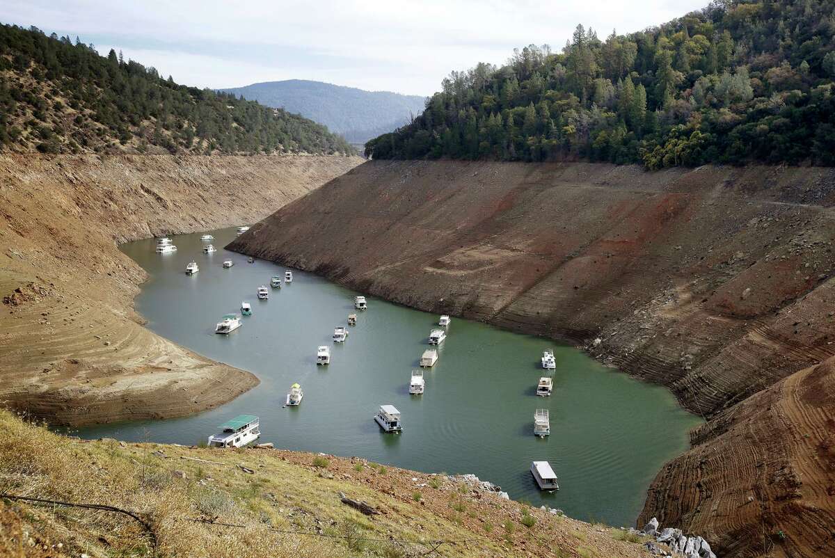 Houseboats dot Oroville Lake in 2015 during California’s multiyear drought. Federal scientists anticipate a dry winter this year.