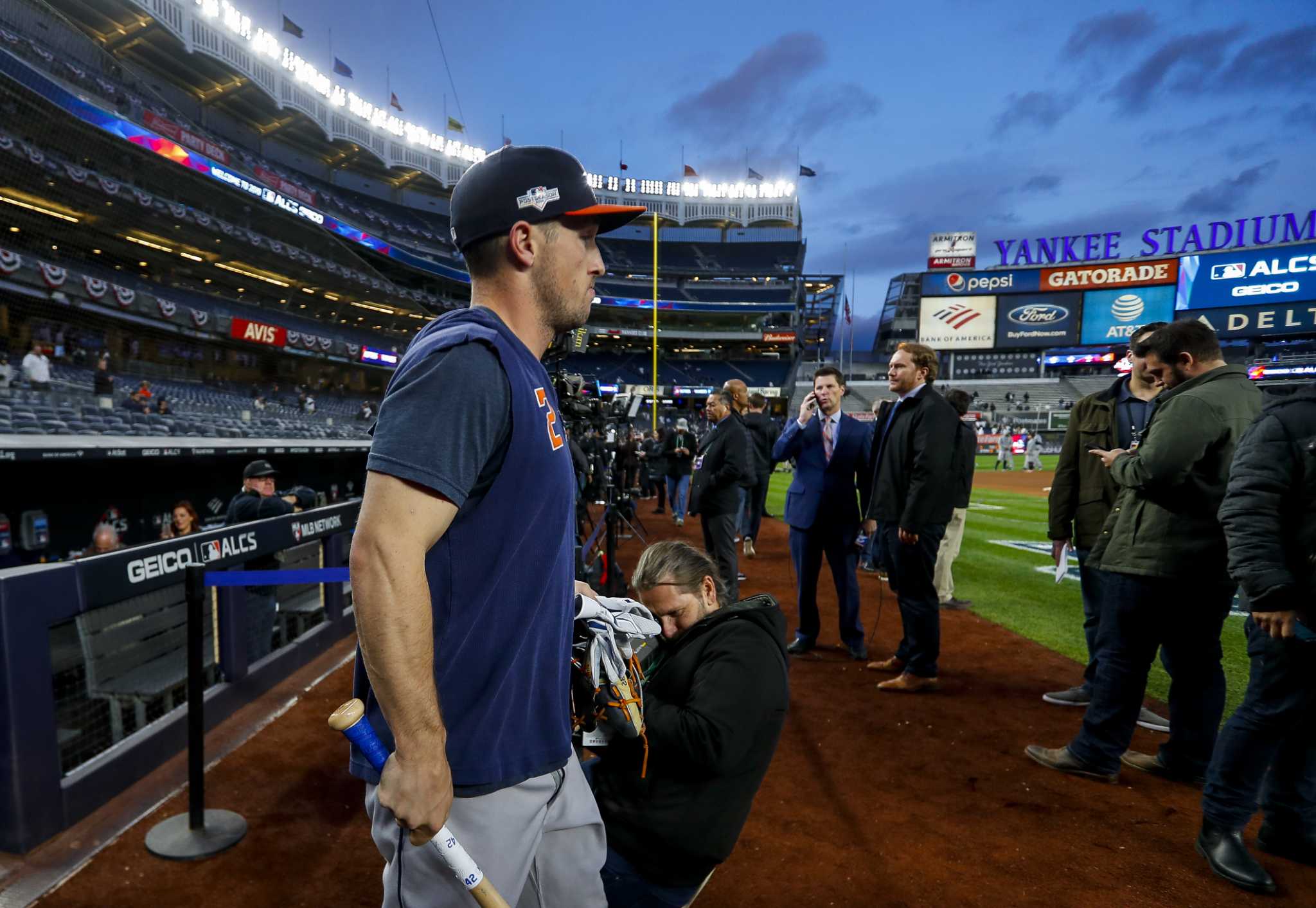 Astros' A.J. Hinch will pull team if NY Yankees fans throw stuff again