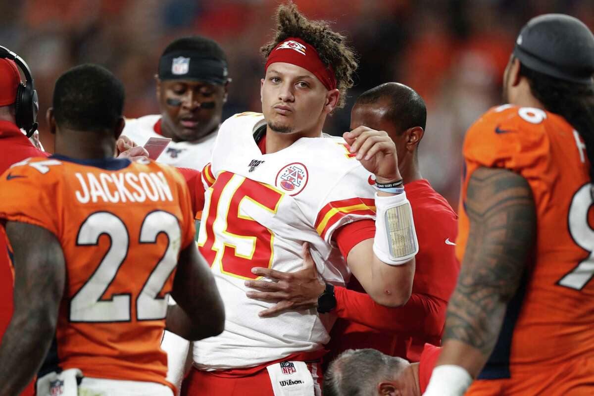 Chiefs Quarterback Patrick Mahomes Injures Right Knee In Second Quarter ...