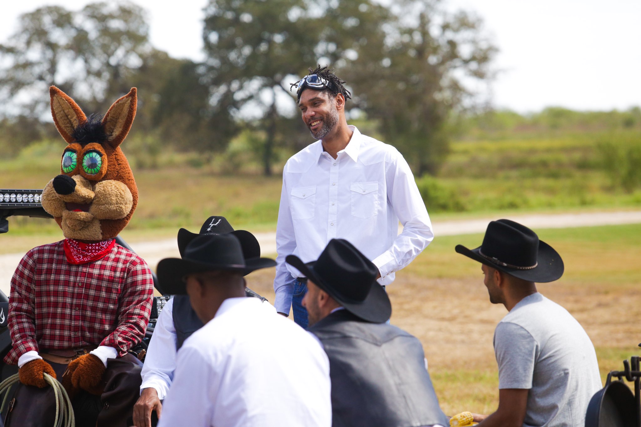 Video: Tim Duncan, Spurs stars show off comedic chops in H-E-B commercials  - Sports Illustrated