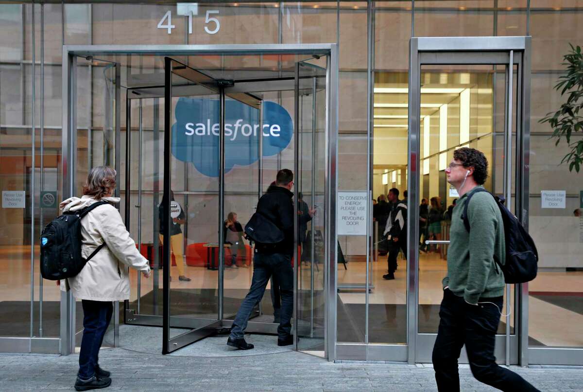 2019年，上班族在旧金山弗里蒙特街和使命街的Salesforce大厦前步行上班。Salesforce表示，在冠状病毒大流行之后，该公司的员工将永远远离工作，大多数员工每周只来办公室几次。