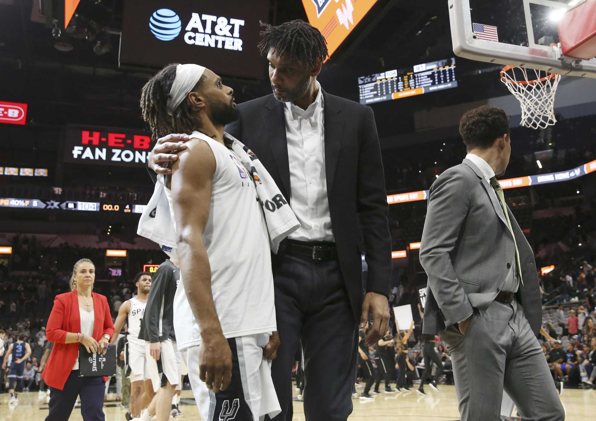 Spurs fan catches Patty Mills' 'hilarious' special hair-shaking handshake with Tim Duncan