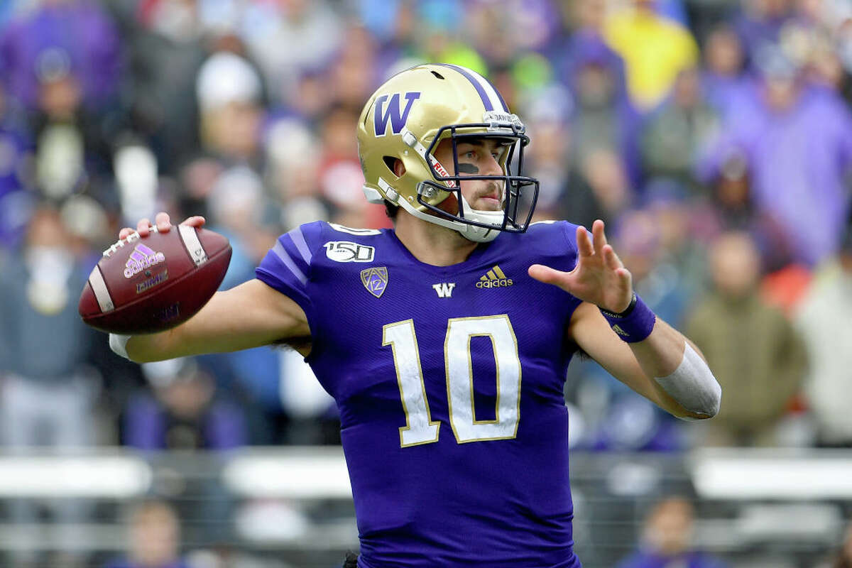 SEATTLE, WASHINGTON - OCTOBER 19: Jacob Eason #10 of the Washington Huskies passes the ball late in the second quarter during the game against the Oregon Ducks at Husky Stadium on October 19, 2019 in Seattle, Washington. (Photo by Alika Jenner/Getty Images)