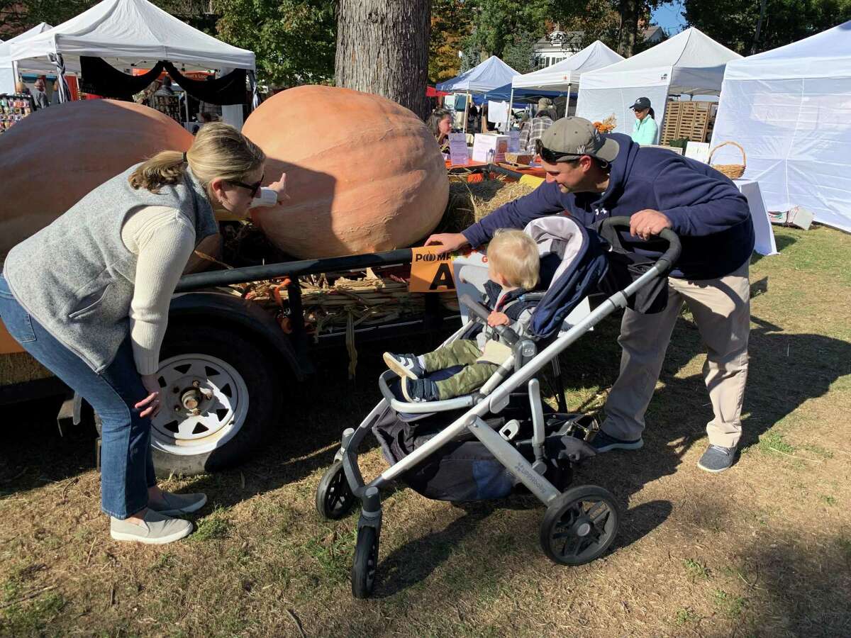 The Merlone family tries to guess the weight of the pumpkins.