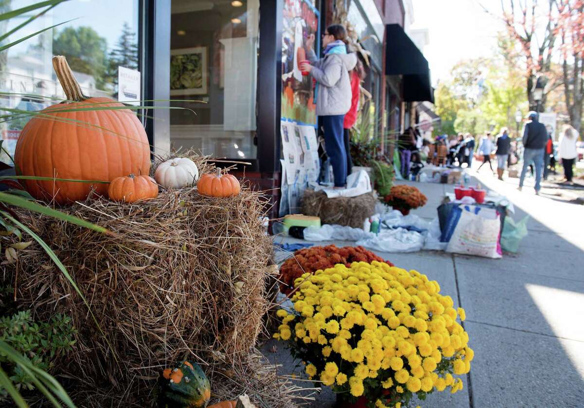 Fall in Love with Ridgefield brings hundreds to downtown (SLIDESHOW)