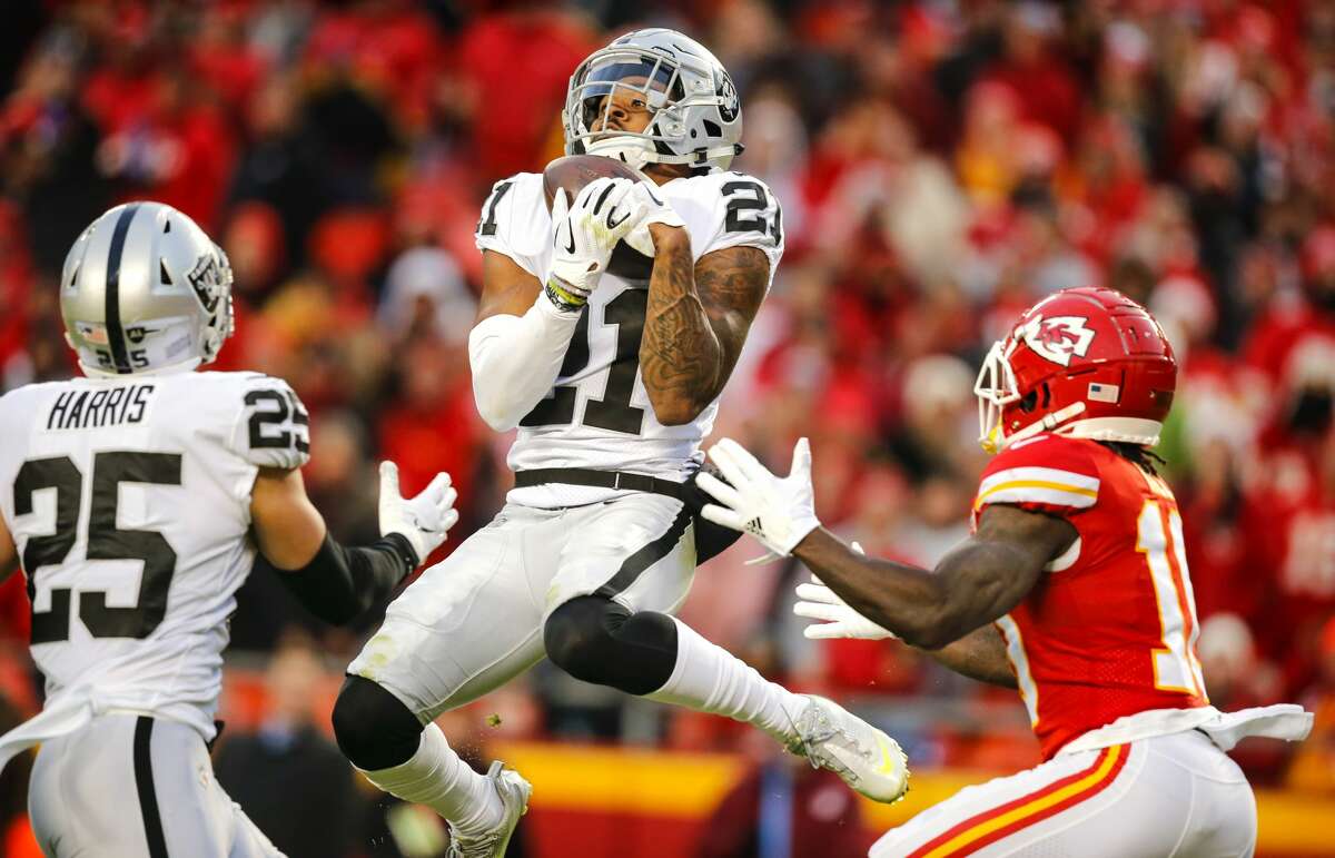KANSAS CITY, MO - DECEMBER 30: Gareon Conley #21 of the Oakland Raiders intercepts a pass intended for Tyreek Hill #10 of the Kansas City Chiefs in the second quarter at Arrowhead Stadium on December 30, 2018 in Kansas City, Missouri. (Photo by David Eulitt/Getty Images)