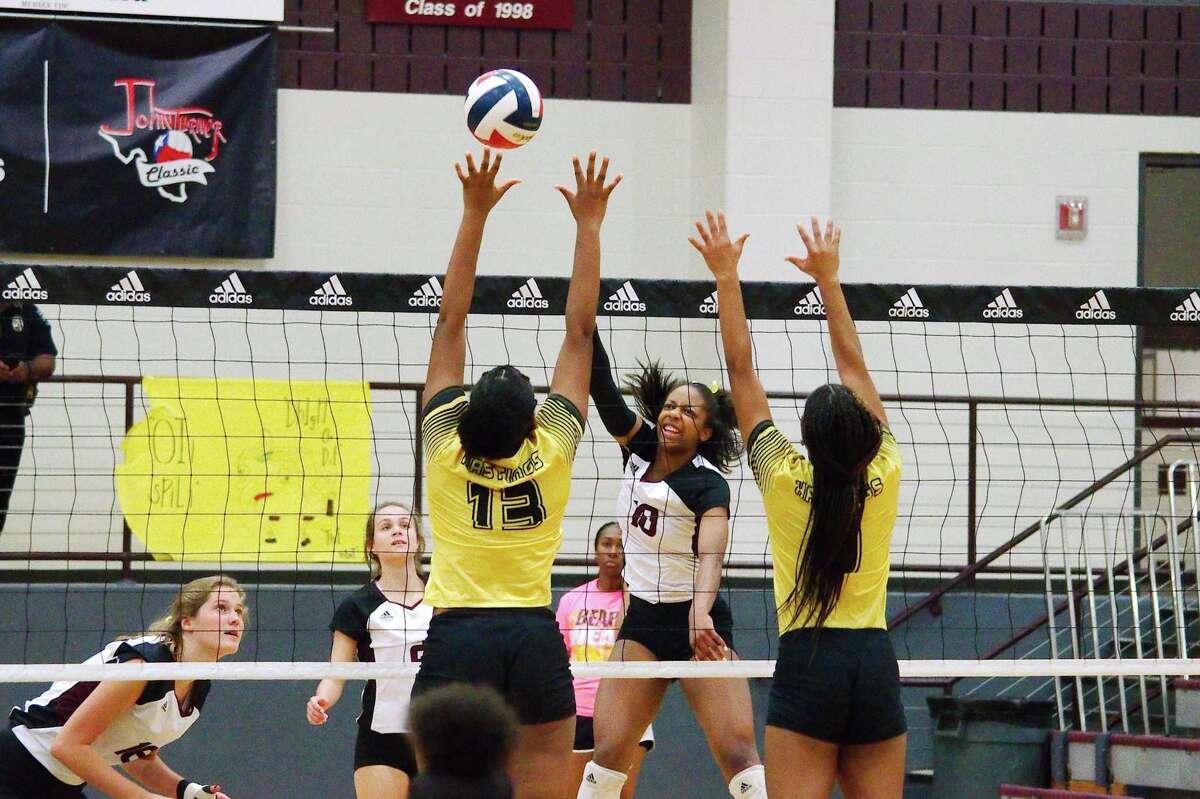Volleyball Pearland looks to finish strong in District 236A