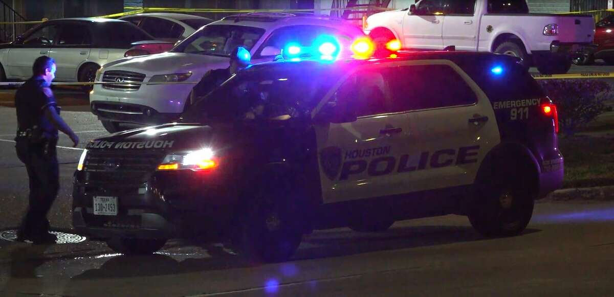 Shootout at southwest Houston apartment complex injures 2