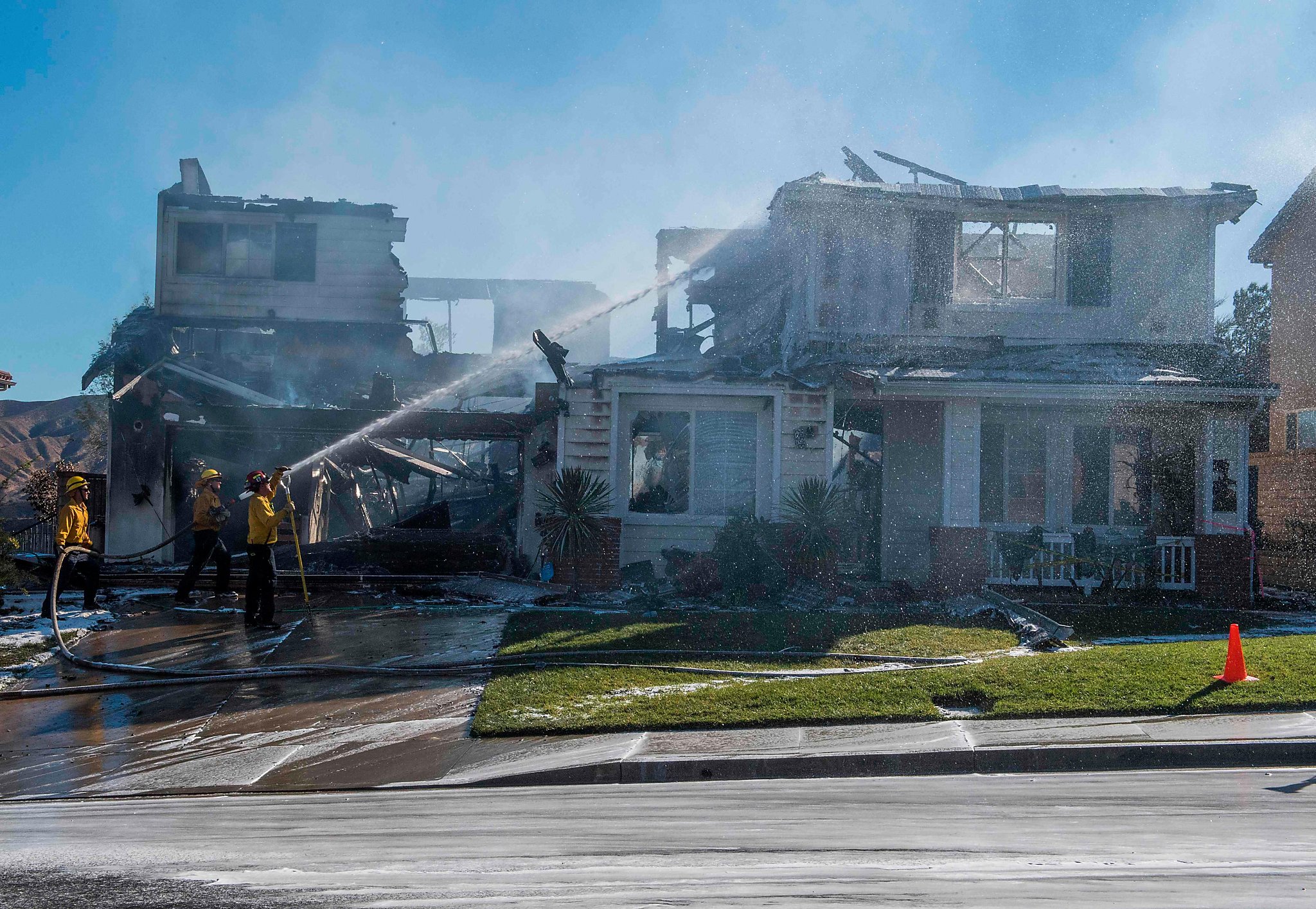 50,000 forced to flee near Los Angeles as fierce winds stoke wildfire