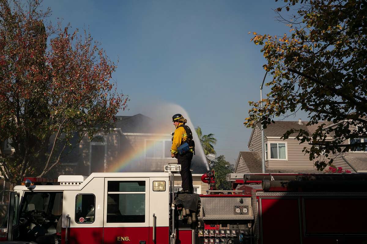 Twin fires cause evacuations in Vallejo, Crockett, closing part of I80