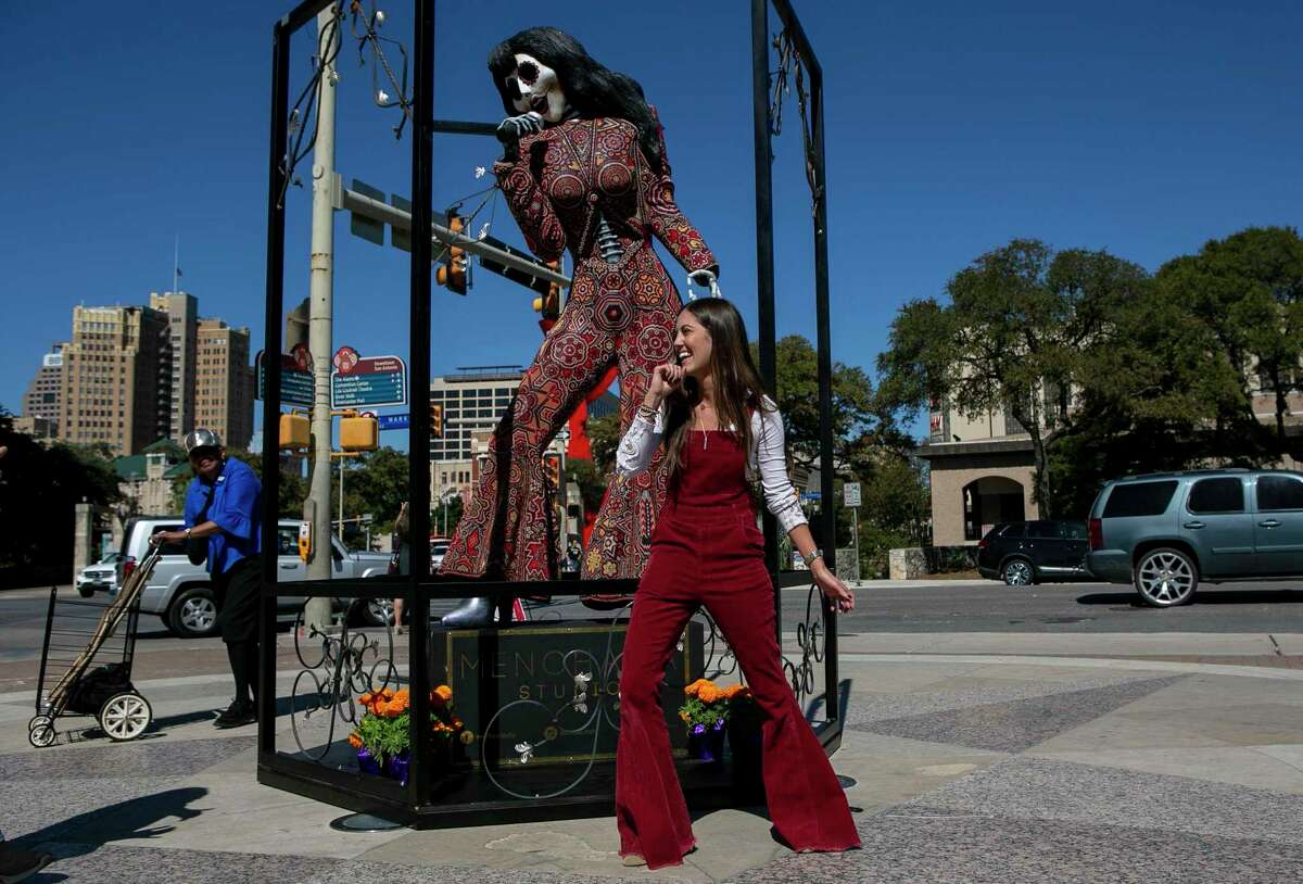 San Antonio’s temporary altar featuring Selena catrina brings Día de