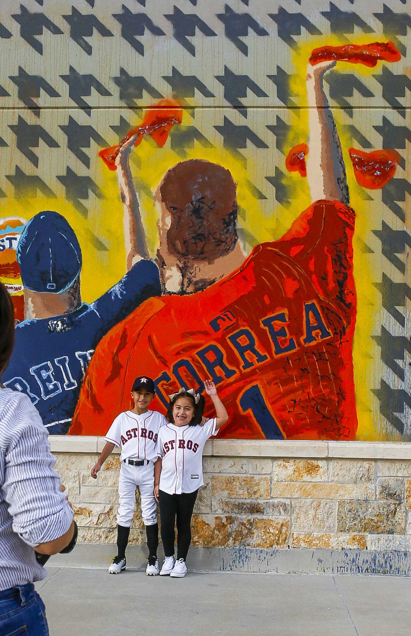 LEVELUP: Local artist celebrates Astros' 2022 postseason with mural