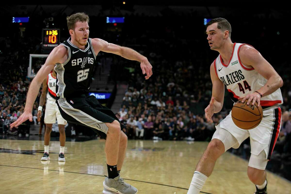 San Antonio Spurs player Jakob Poeltl had somewhat of an embarrassing moment Monday during a road game against the Los Angeles Clippers when he attempted to enter the game without his jersey.