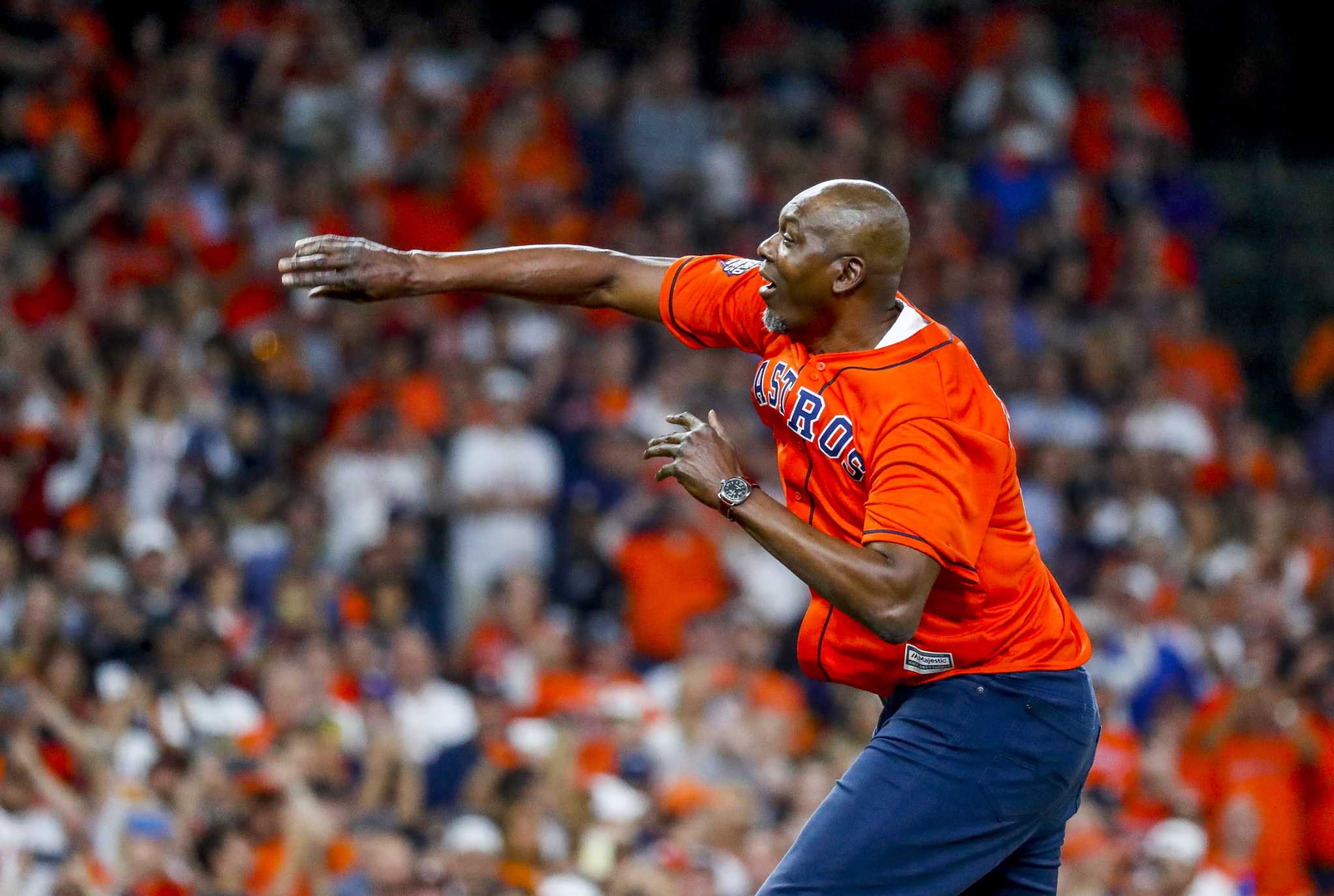 Hakeem Olajuwon, Clyde Drexler share a moment before Astros