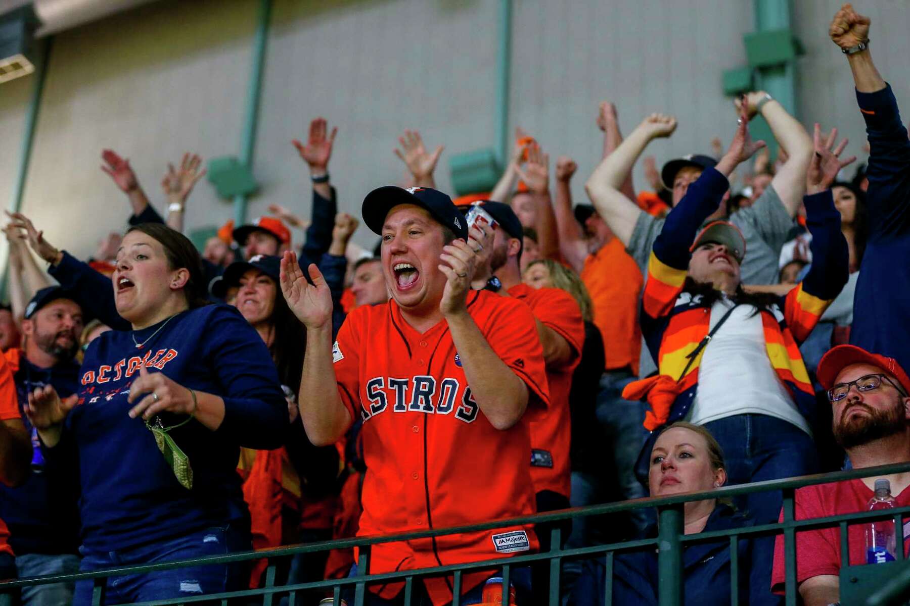 Dodgers fans jeer Houston Astros for cheating scandal