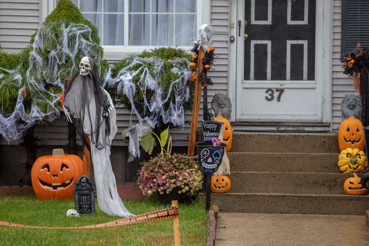 In Photos Halloween Decorations In Ct 2019
