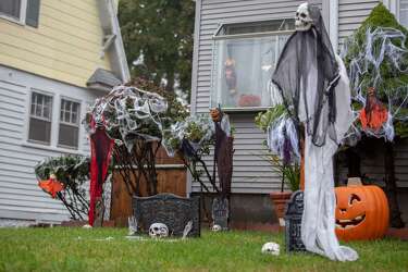 In Photos Halloween Decorations In Ct 2019