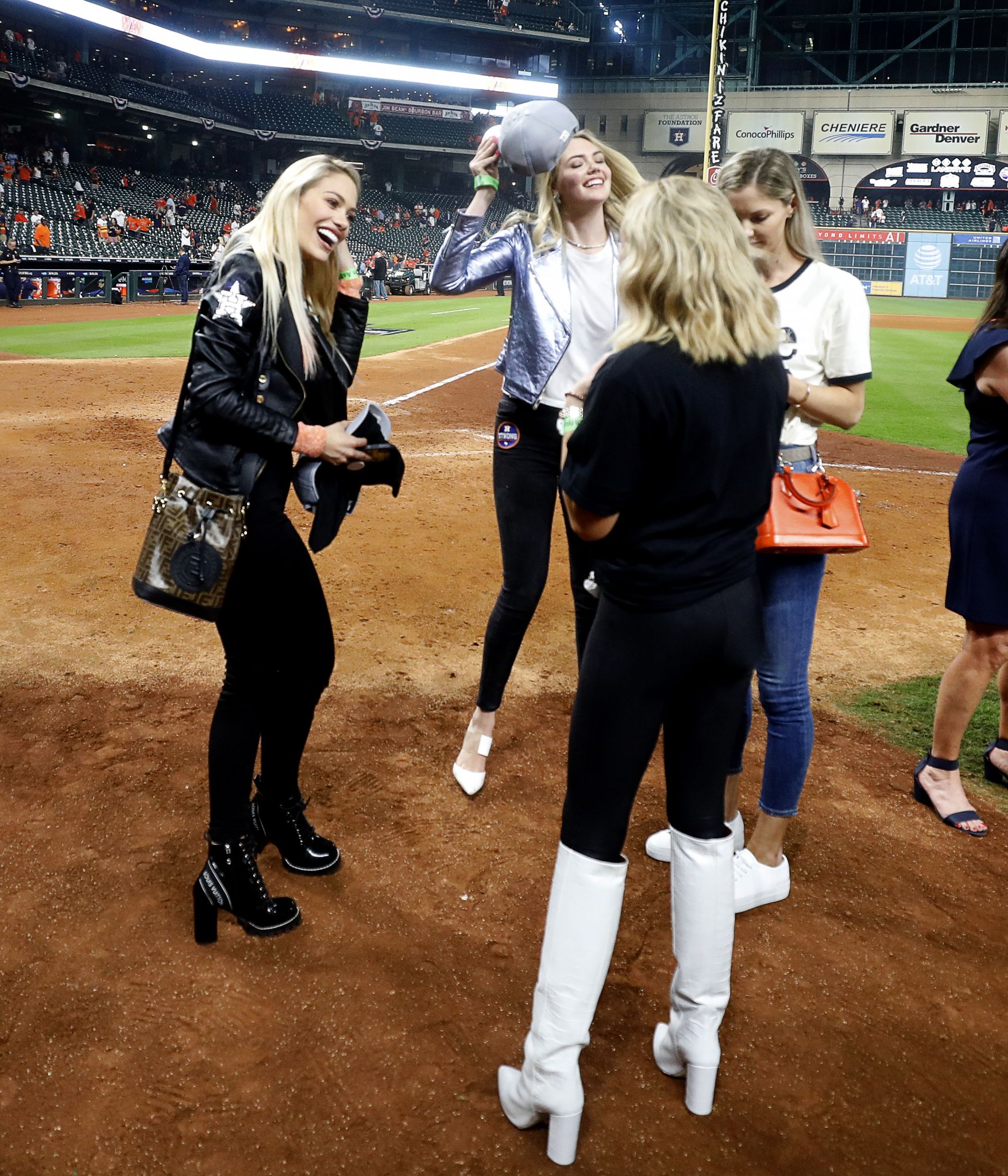 Kate Upton and Amy Cole recreate Astros husbands' Sports Illustrated cover  - ABC13 Houston