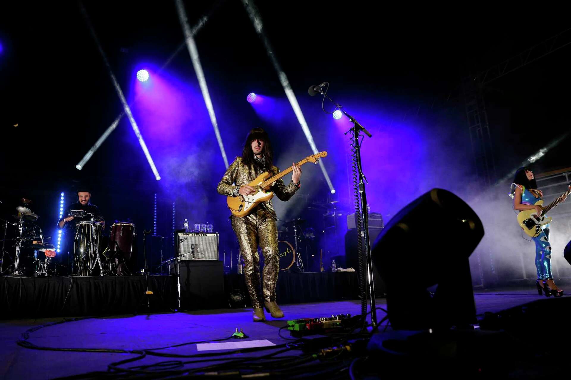 Khruangbin and surprise guest Leon Bridges dazzle at White