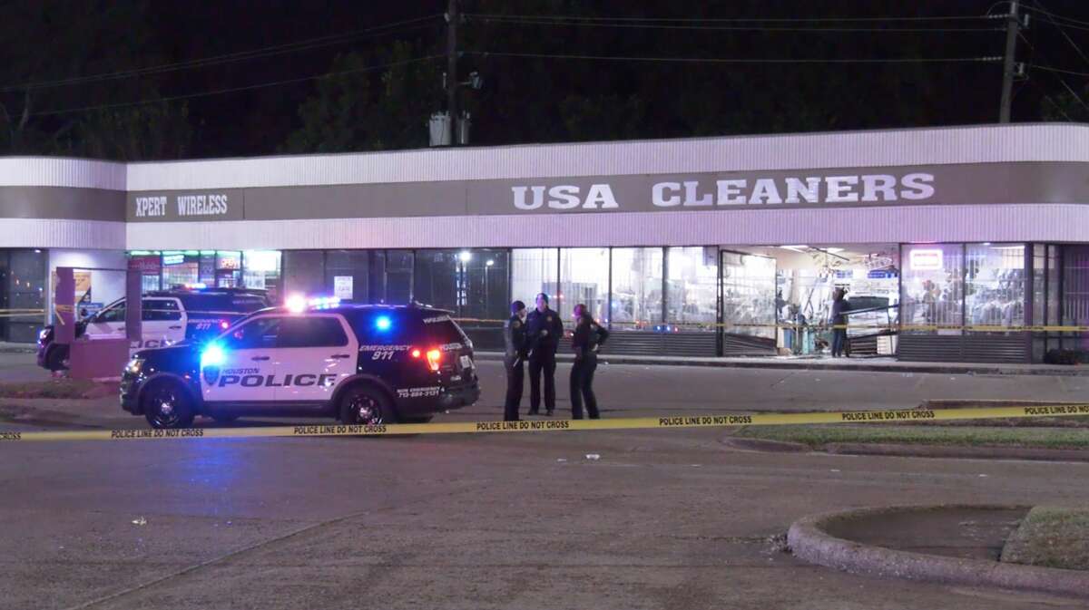 Shooting victim drives into north Houston dry cleaners