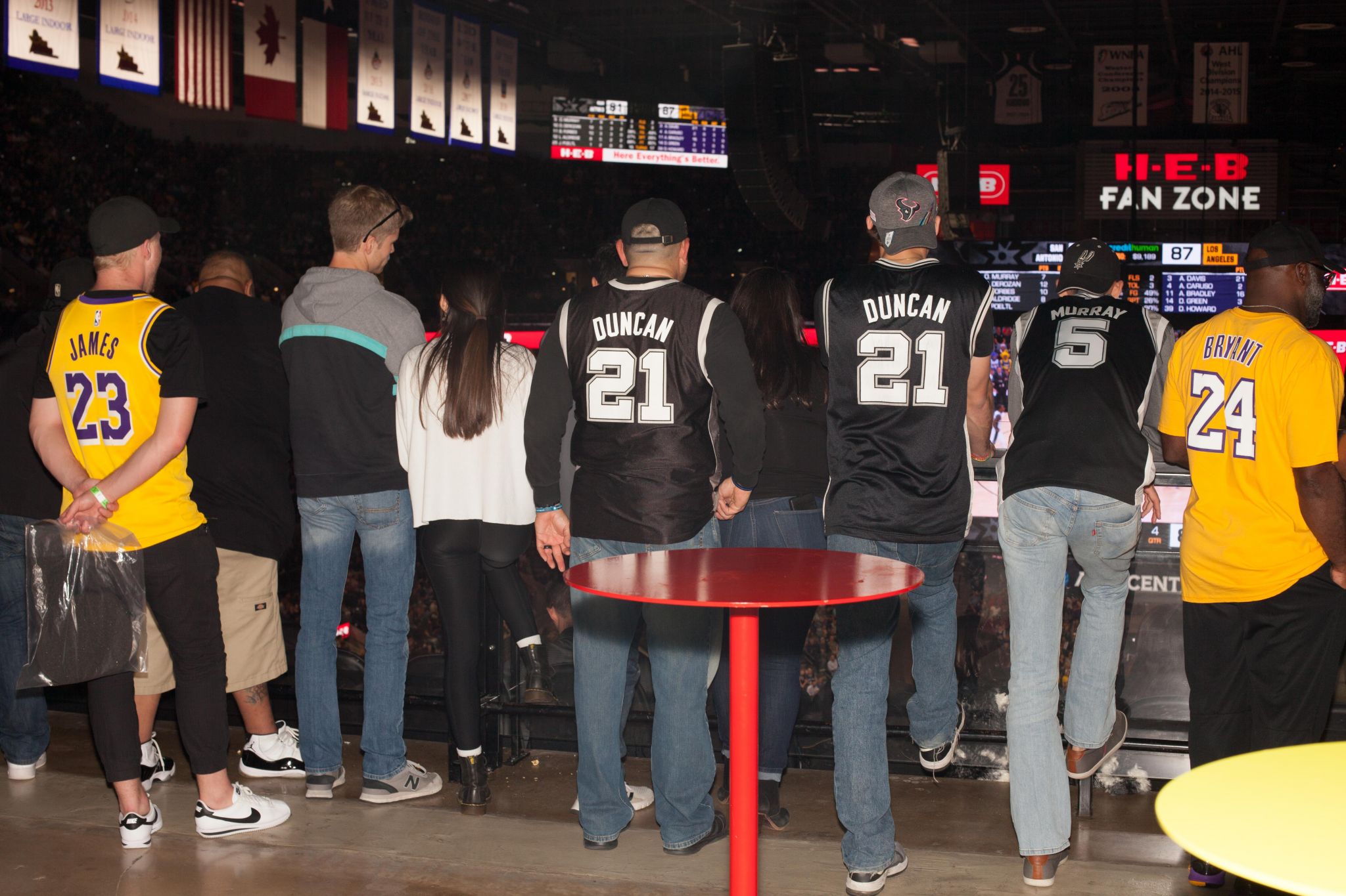 Snoop Dogg gets a Spurs jersey and shows San Antonio some love