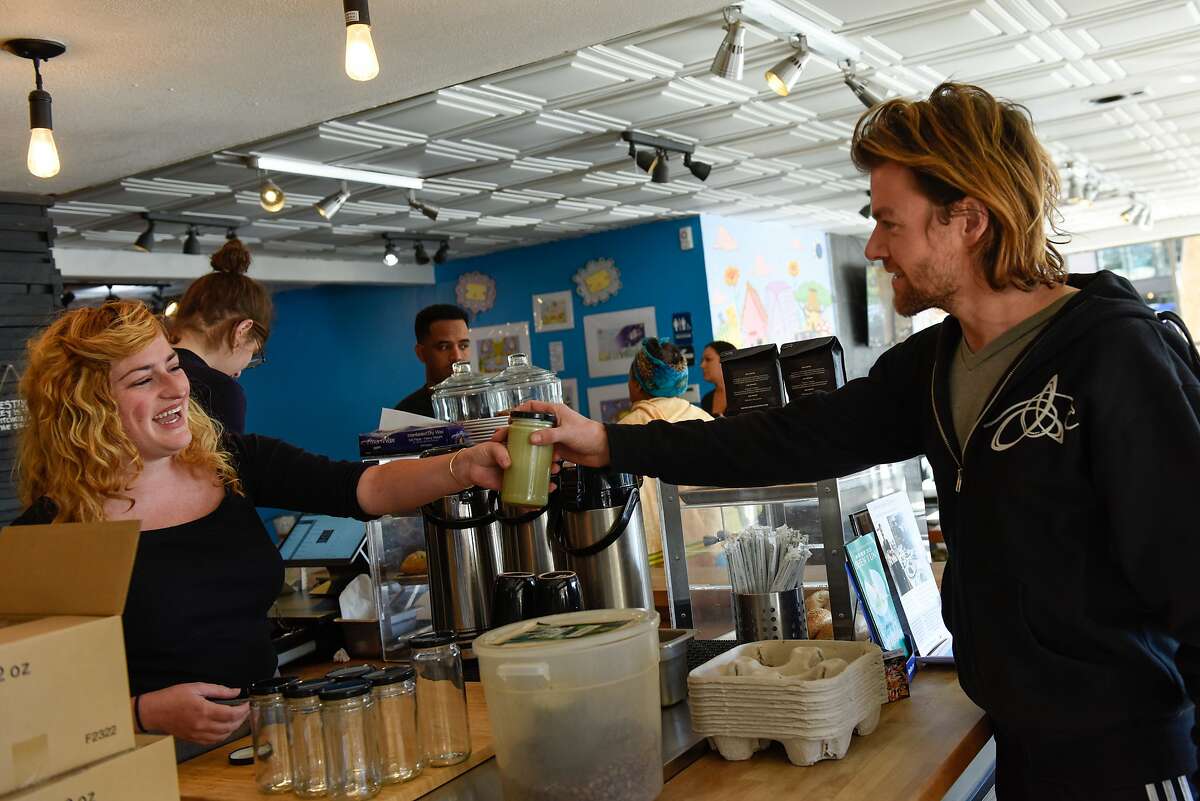 2019年10月30日，加州旧金山，珀奇咖啡馆的咖啡师劳拉·内格尔为布莱恩·史蒂文森提供装在玻璃瓶里的咖啡。