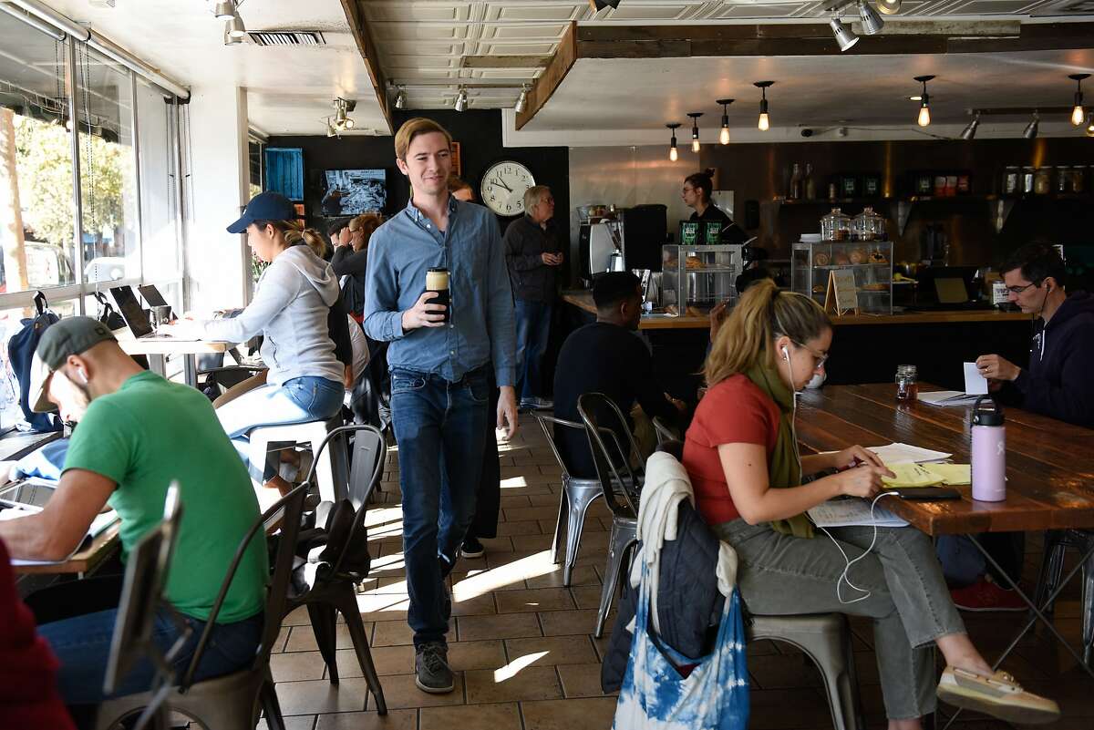 2019年10月30日，加州旧金山，珀奇咖啡馆的顾客内特·斯特朗把他的咖啡装在一个石匠罐里带走。