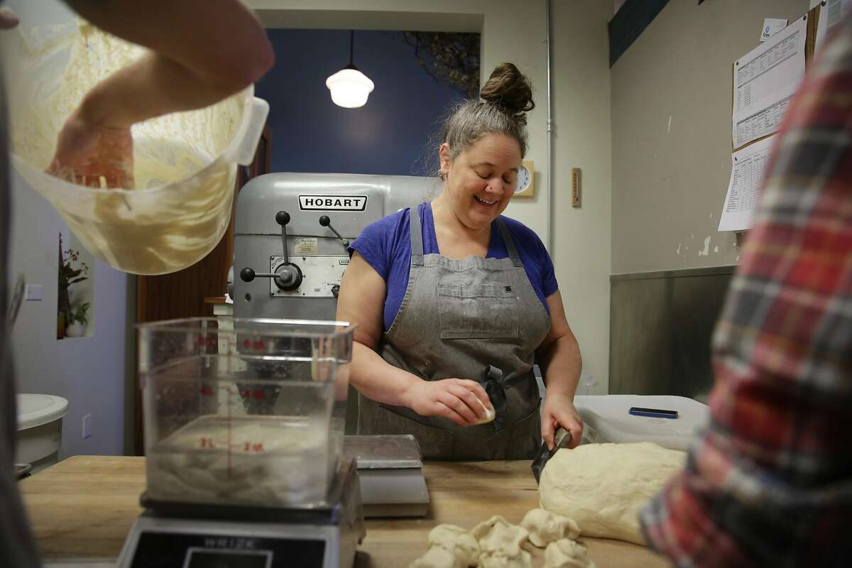 2015年12月1日星期二，加州旧金山，玛拉面包店老板兼面包师艾米·布朗在玛拉面包店做百吉饼时称面团。