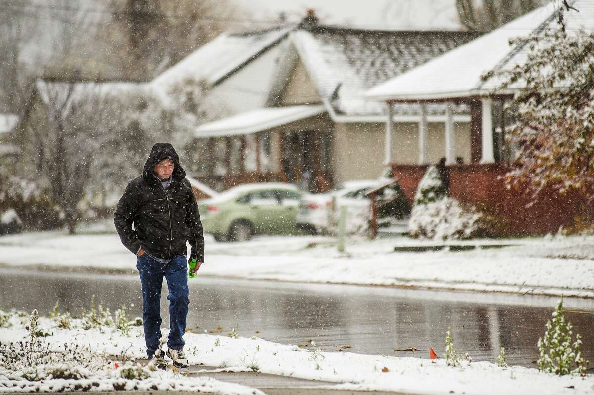 Dave Gibson, who recently moved to Midland from Florida, walks through the snow Wednesday, Nov. 6, 2019. (Katy Kildee/kkildee@mdn.net)