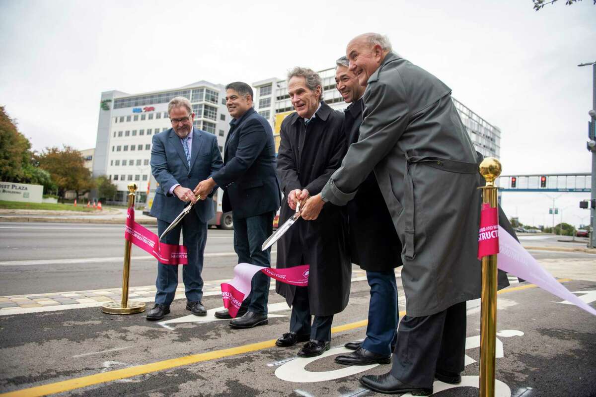 It was all smiles when District 8 City Councilman Manny Pelaez, Mayor Ron Nirenberg and others officially opened the “green street” along Floyd Curl in the Medical Center. But a reader is unimpressed with the way City Council is spending taxpayer money and considers the project a waste.