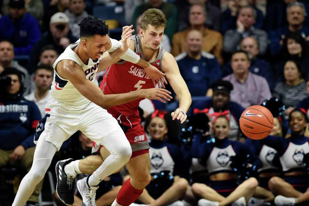 UConn pulls away from Sacred Heart