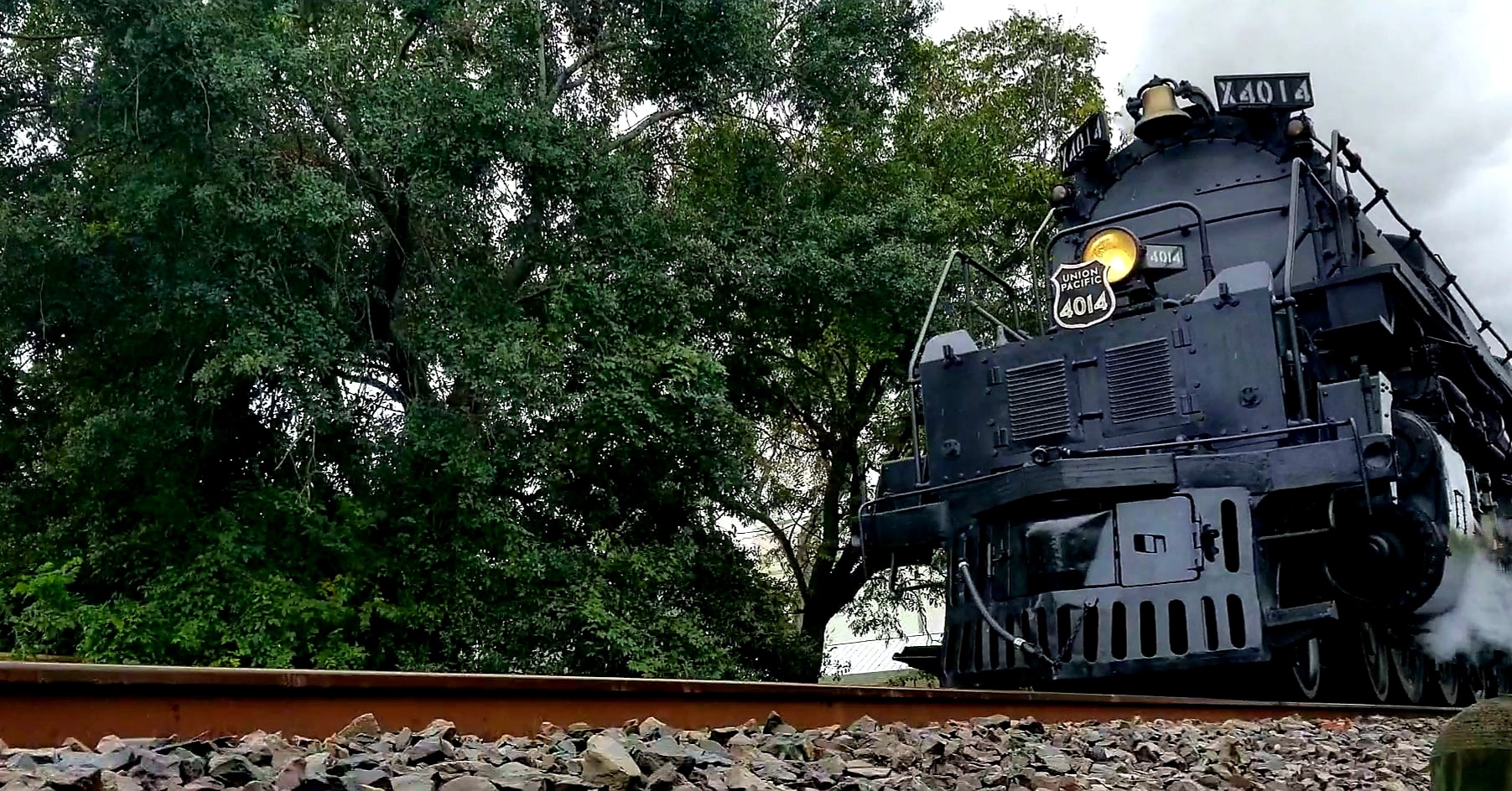 Houstonians take in one more chance to see steam locomotive leave city