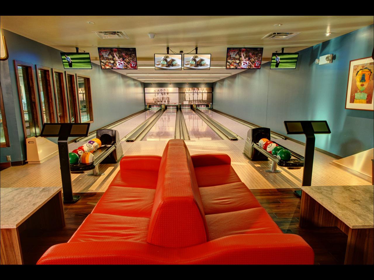 Pinstripes Bowling Bistro With 1 Off Peak Rate Plans December   RawImage 