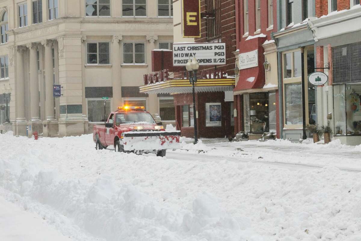 Snowstorm blasts northern Michigan communities