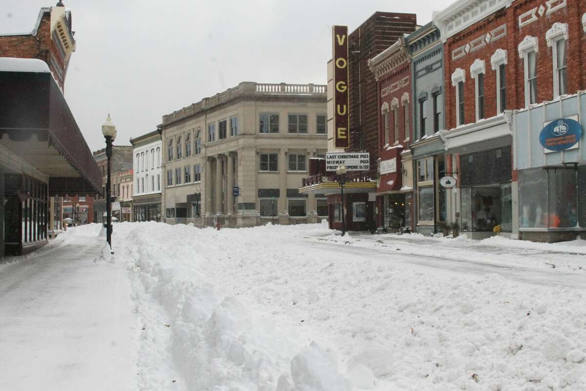 Snowstorm blasts northern Michigan communities