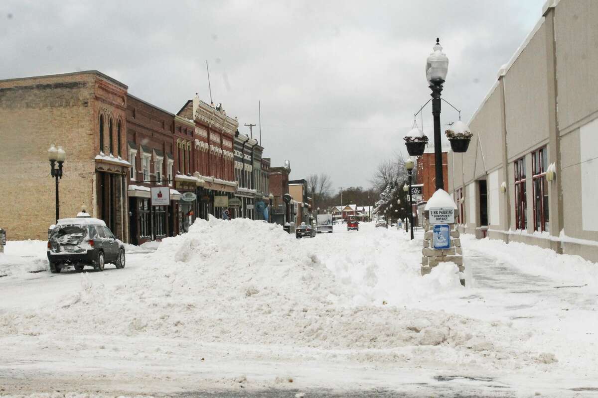 Snowstorm blasts northern Michigan communities