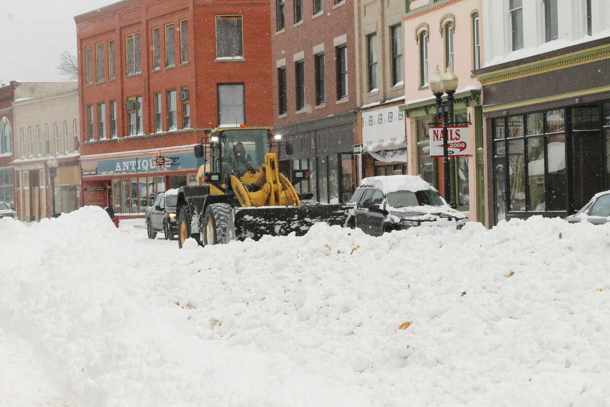 Snowstorm blasts northern Michigan communities