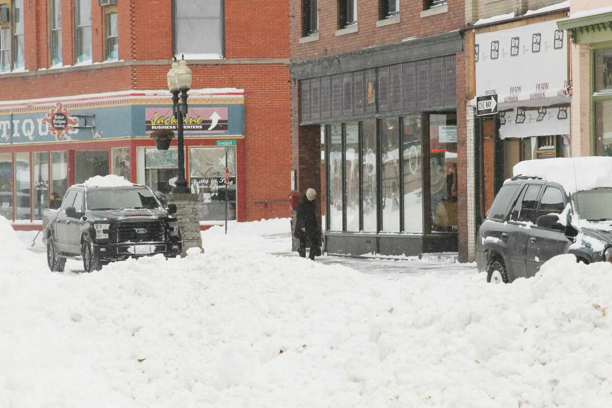 Snowstorm blasts northern Michigan communities