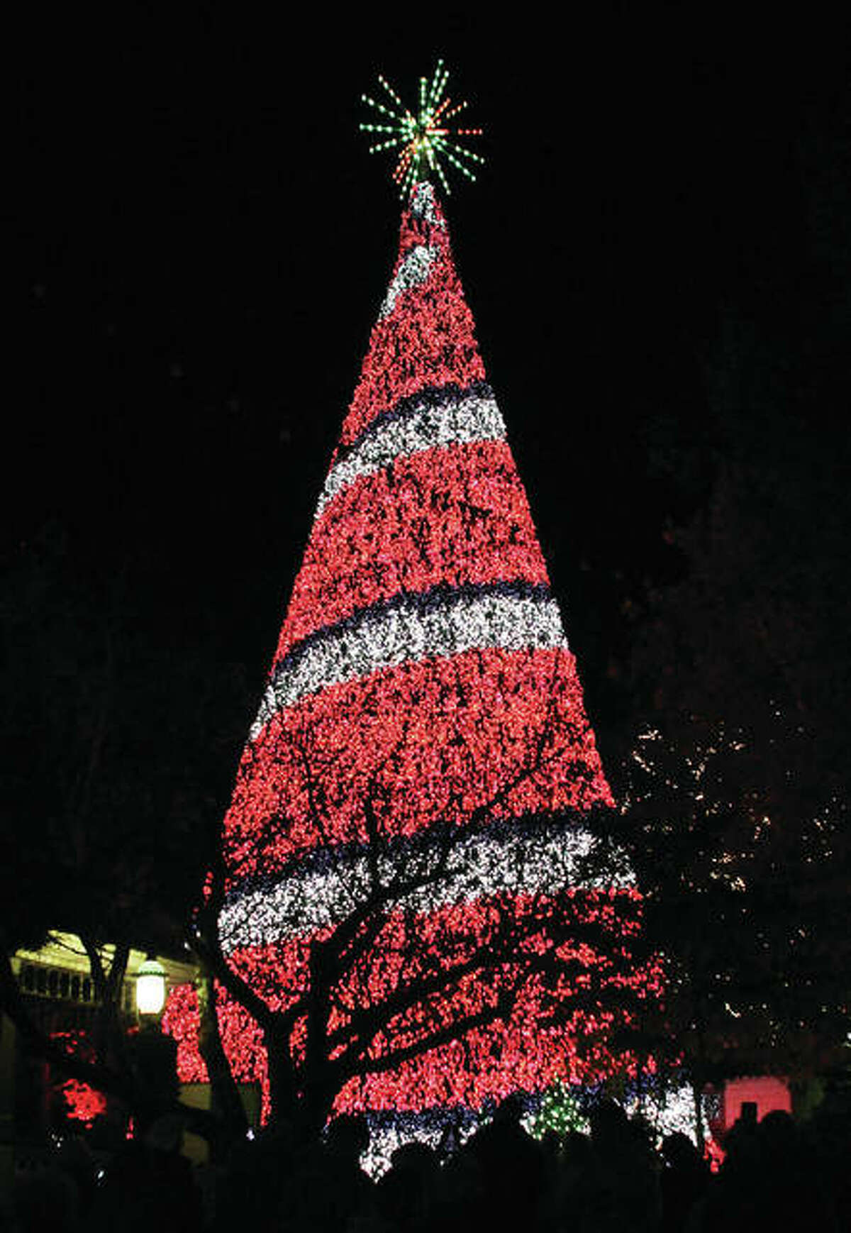 Silver Dollar City’s new 8story, lighted tree highlights Christmas season
