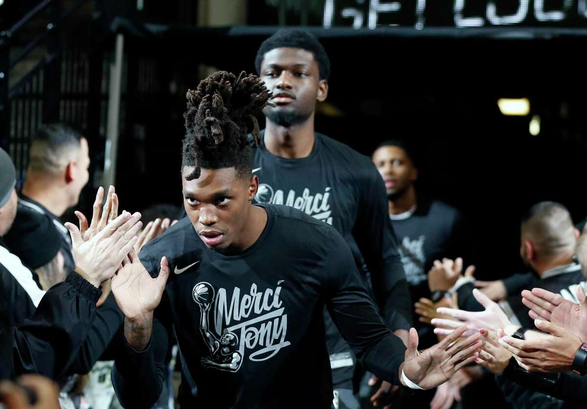 SAN ANTONIO,TX - NOVEMBER 11: Lonnie Walker #1 of the San Antonio Spurs and the rest of the team sport t-shirts honoring Tony Parking before their game against the Memphis Grizzlies at AT&T Center on November 11, 2019 in San Antonio, Texas. NOTE TO USER: User expressly acknowledges and agrees that , by downloading and or using this photograph, User is consenting to the terms and conditions of the Getty Images License Agreement. (Photo by Ronald Cortes/Getty Images)