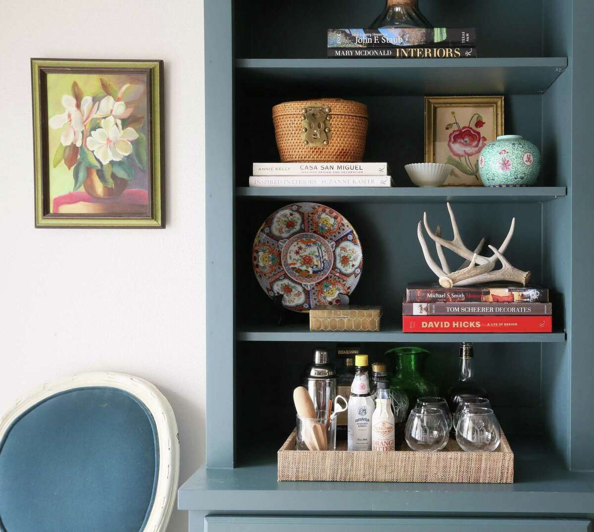 Porcelain with Asian motifs adds a touch of chinoiserie to these shelves. Design by Lindsey Herod Interiors.
